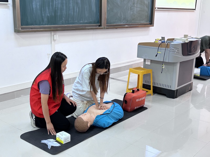 3 学生进行心肺复苏实操.jpg