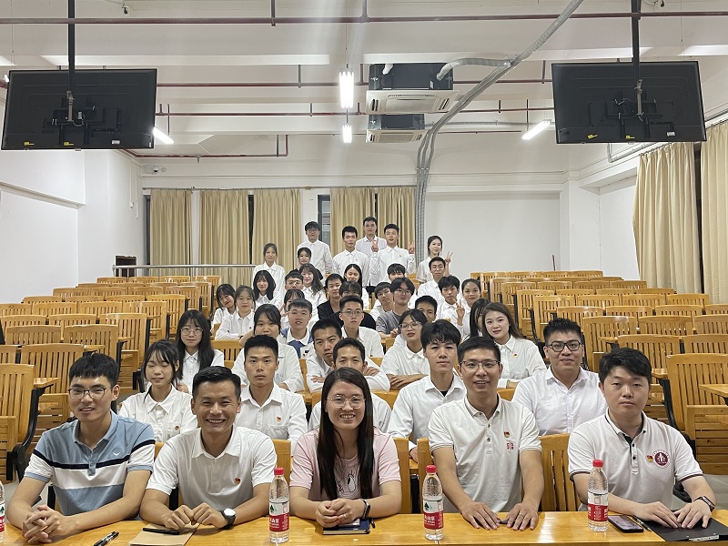 第四届党建部干部被授予聘书.jpg