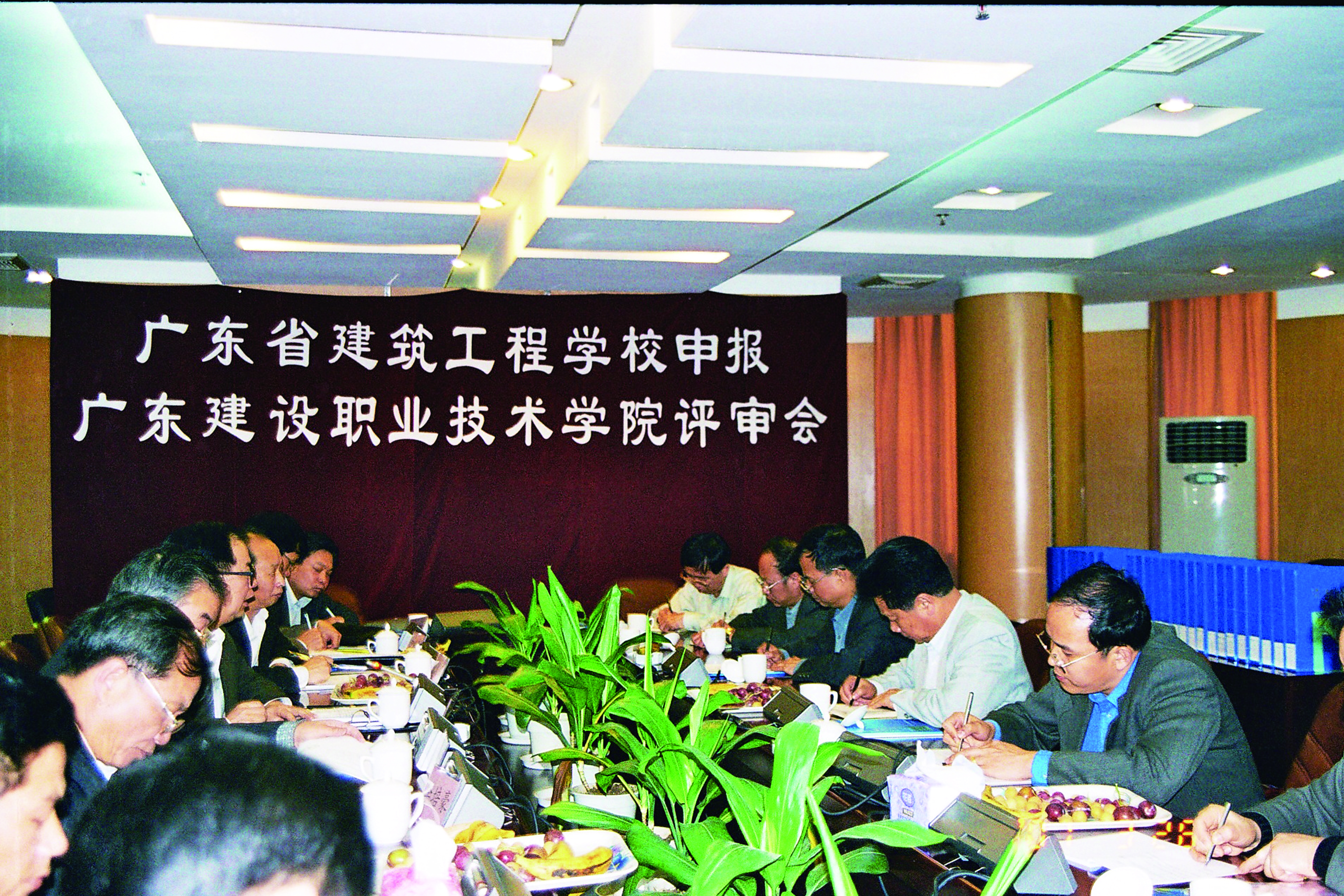 2001年3月26日,省高教厅专家组对学校申报高职进行评审.jpg
